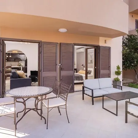 Palm With Swimming Pool דירה